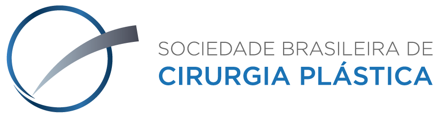 Cirurgião plástico membro da SBCP realizando avaliação pré-operatória com paciente.